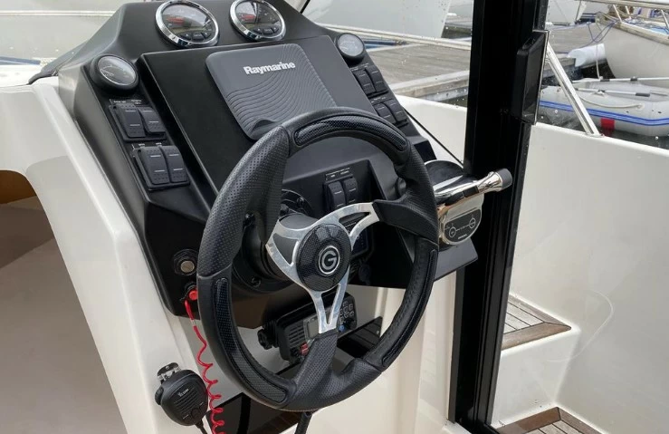 卡帝尔(Galeon)Galia750HT二手游艇驾驶舱