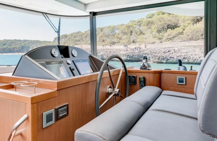 博纳多(Beneteau)思乐50飞桥游艇驾驶舱