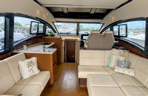 希瑞(SeaRay)400飞桥游艇内舱沙龙