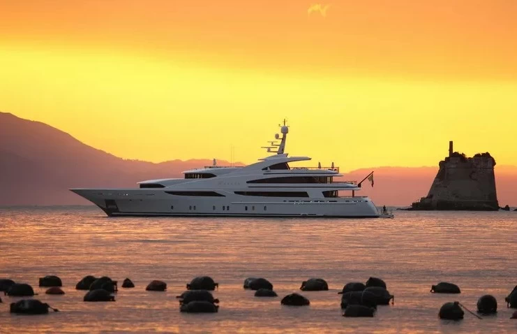 夕阳下的豪华游艇品牌贝尼蒂(Benetti)Xanadu超级游艇