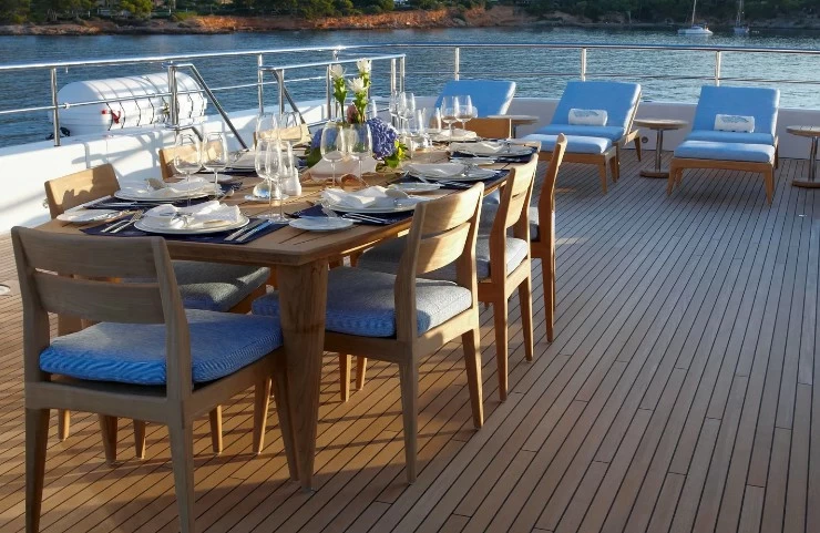 斐帝星(Feadship)Helix飞桥游艇顶层就餐区