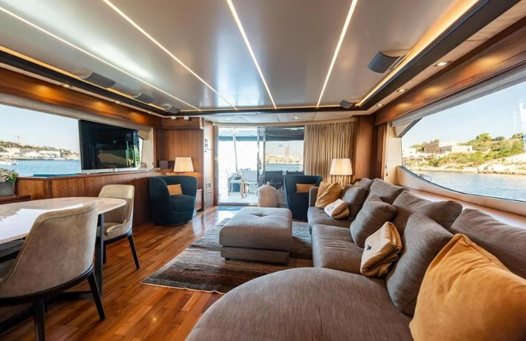 圣汐(Sunseeker)88二手豪华飞桥游艇舱内休息区