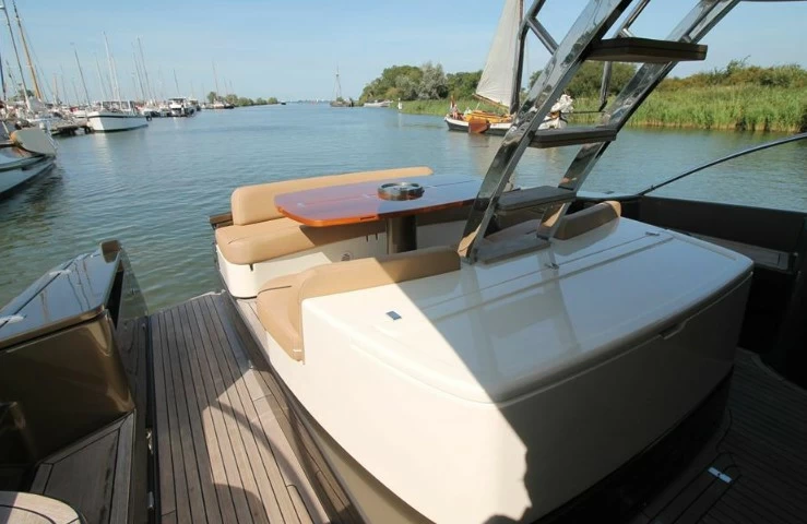 进口二手游艇丽娃(Riva)56Sportriva游艇售价68万欧元