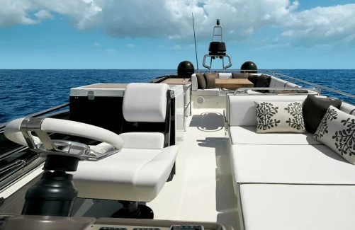 博纳多(Beneteau)Montecarlo5飞桥游艇参考价格为850-920万元