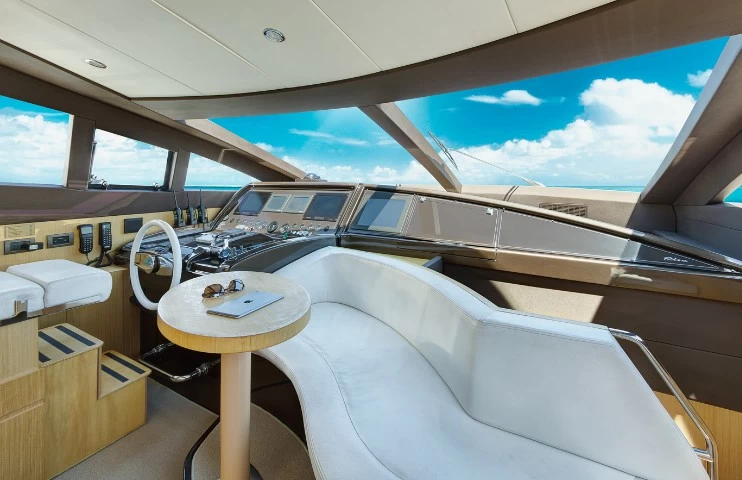 丽娃(Riva)75VenereSuper飞桥游艇驾驶舱