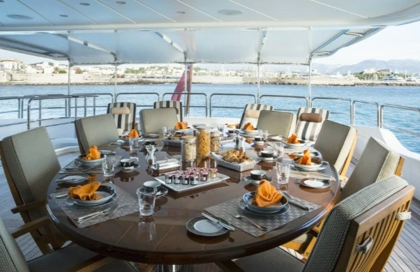 贝尼蒂(Benetti)Classic120游艇就餐区