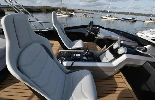 圣汐(Sunseeker)65二手飞桥游艇驾驶舱