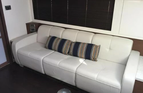 希瑞(SeaRay)410Sundancer二手游艇沙龙区