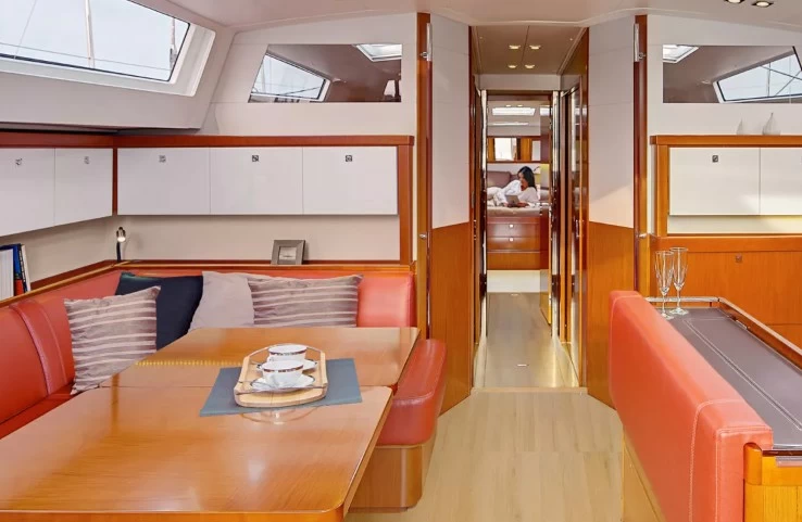 博纳多(Beneteau)Sense55帆船游艇就餐区