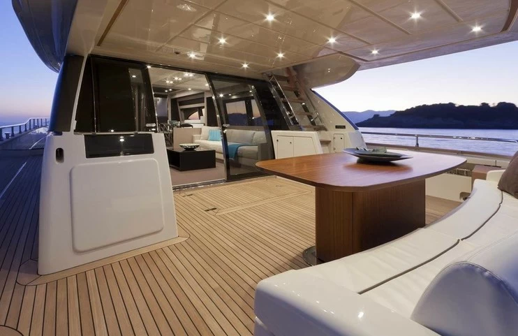 丽娃(Riva)75VenereSuper飞桥游艇尾舱沙龙