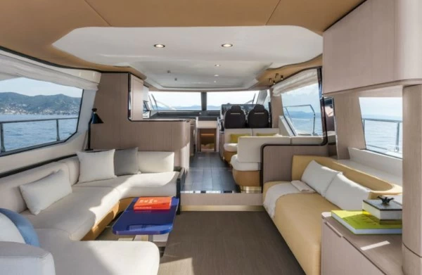 阿兹慕(Azimut)60飞桥游艇艇