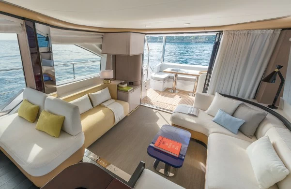 阿兹慕(Azimut)60飞桥游艇艇内舱装饰