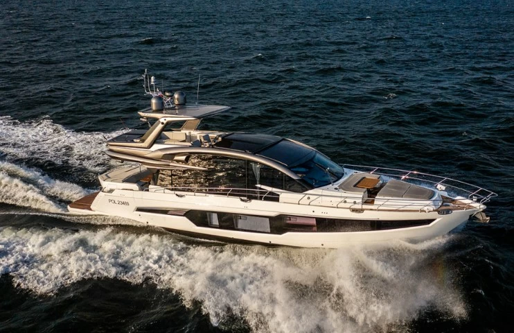 卡帝尔(Galeon)700Skydeck游艇