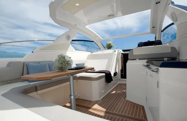 10米阿兹慕(Azimut)Atalntis34游艇舱内