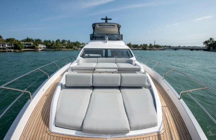 阿兹慕(Azimut)68飞桥游艇价格在1800-1900万之间