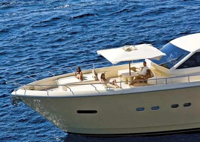 世界十大游艇品牌法拉帝(Ferretti)Altura840飞桥游艇