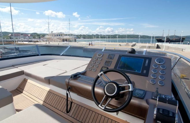 卡帝尔(Galeon)780Crystal飞桥游艇驾驶舱
