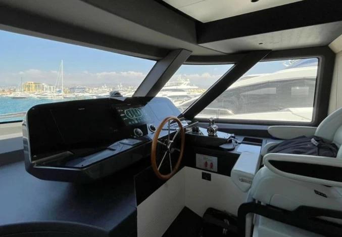 阿兹慕(Azimut)Magellano25M二手游艇驾驶舱