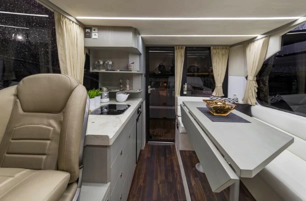37英尺卡帝尔(Galeon)360飞桥游艇厨房