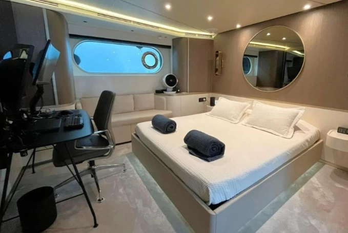 阿兹慕(Azimut)Magellano25M二手游艇主人舱