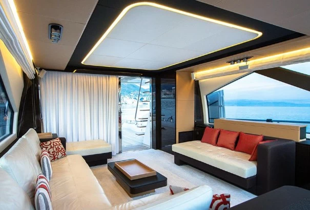 阿兹慕(Azimut)77S飞桥游艇舱内沙龙