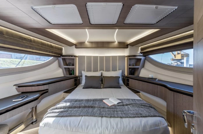 58英尺中型卡帝尔(Galeon)560豪华飞桥游艇主人舱