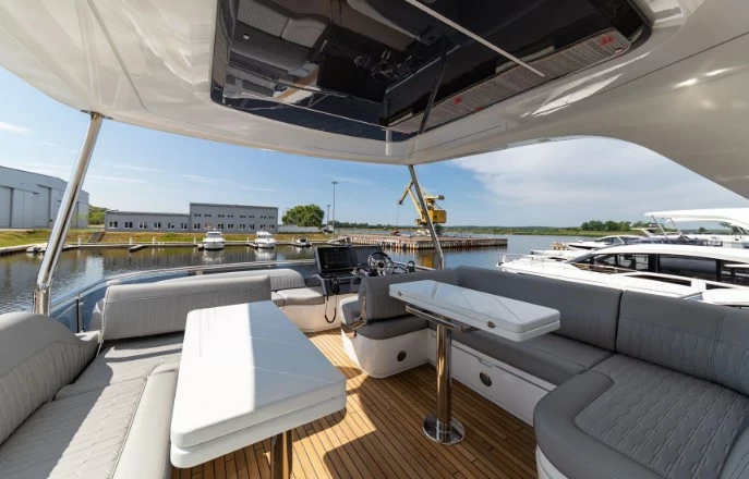 58英尺中型卡帝尔(Galeon)560豪华私人游艇飞桥甲板区