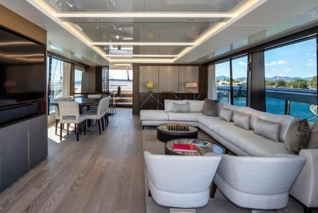 圣汐(Sunseeker)90Ocean二手私人游艇沙发区