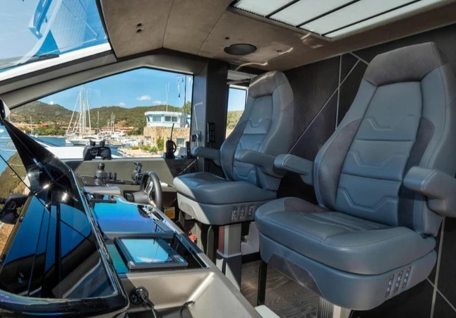 圣汐(Sunseeker)90Ocean二手私人游艇驾驶舱