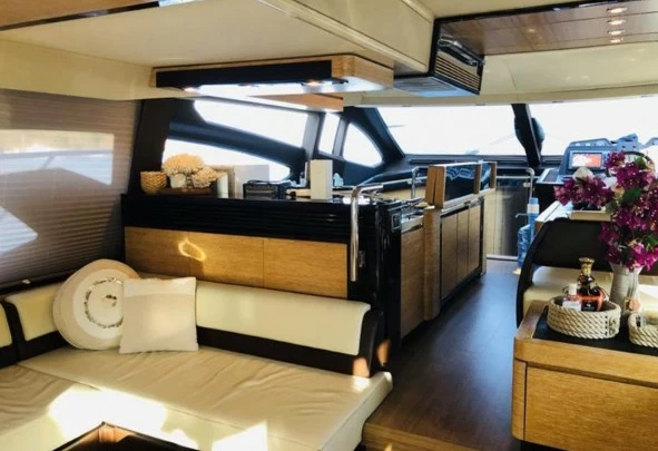 19米阿慕兹(Azimut)64二手游艇内舱