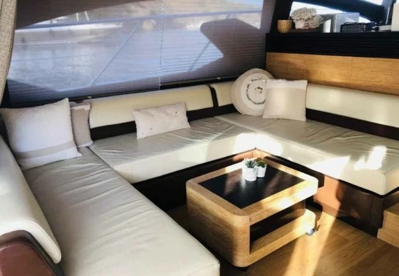 19米阿慕兹(Azimut)64二手游艇内舱沙龙