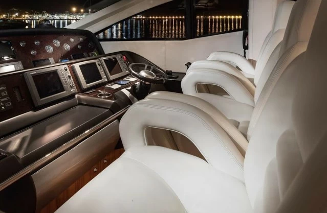 26.49米圣汐(Sunseeker)Predator84二手豪华游艇驾驶位