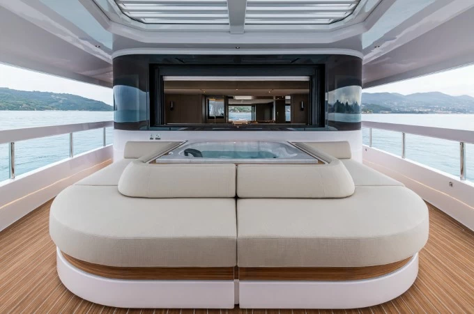 27米法拉帝（Ferretti）Infynito90豪华私人游艇飞桥区