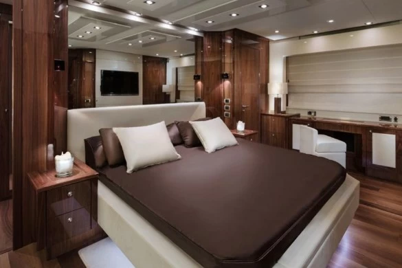 26.49米圣汐(Sunseeker)Predator84二手豪华游艇主人舱