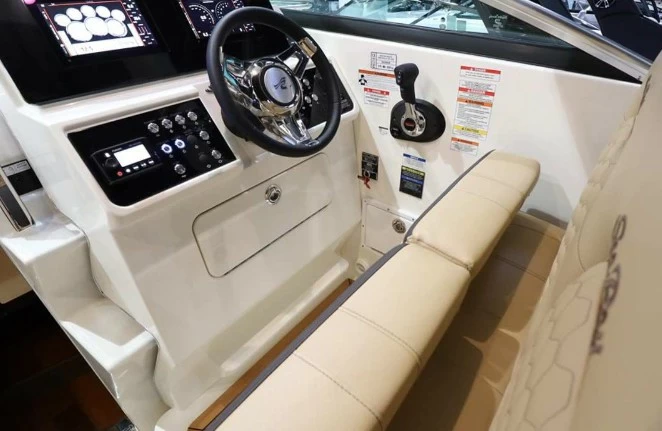 8米希瑞(SeaRay)265Sundancer快艇价格130万驾驶位