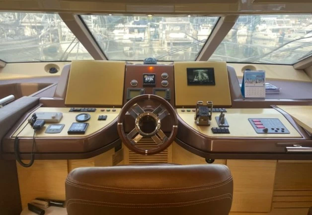 阿慕兹(Azimut)58二手飞桥游艇驾驶舱