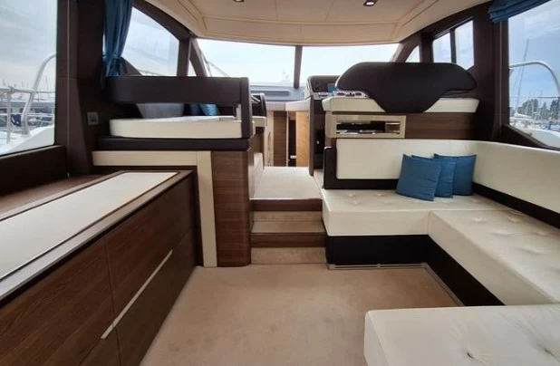 意大利阿慕兹(Azimut)50二手飞桥游艇舱内装饰