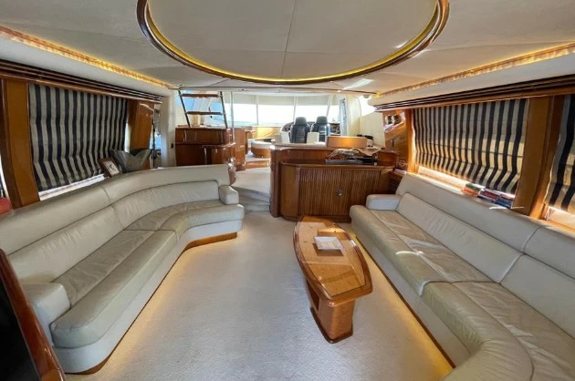 24米圣汐(Sunseeker)Manhattan80二手游艇沙龙区