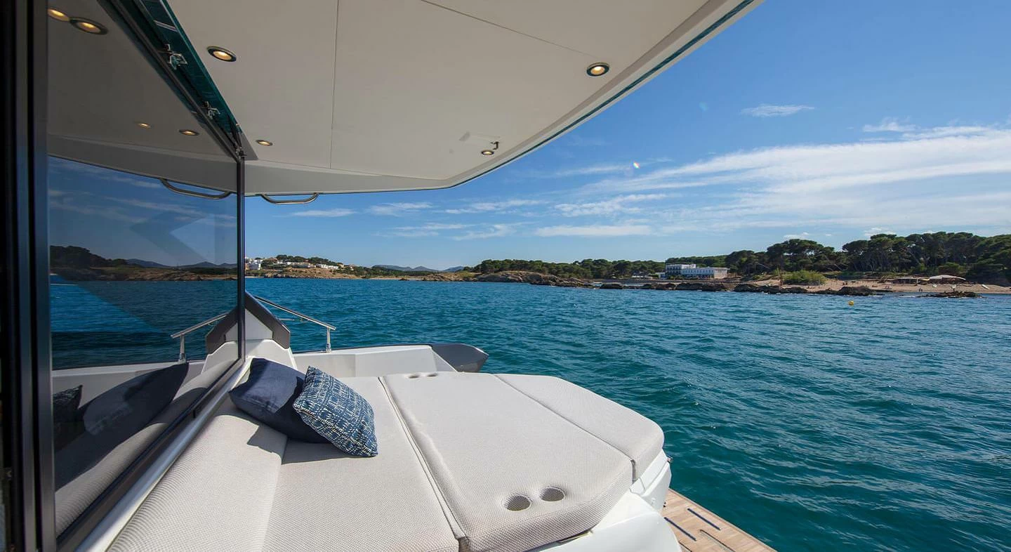 14.78米的博纳多(Beneteau)GT45运动游艇日光浴区