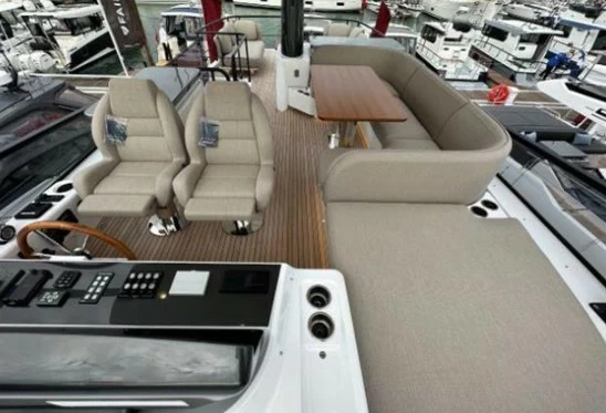 18米阿慕兹(Azimut)麦哲伦60大型二手游艇驾驶舱