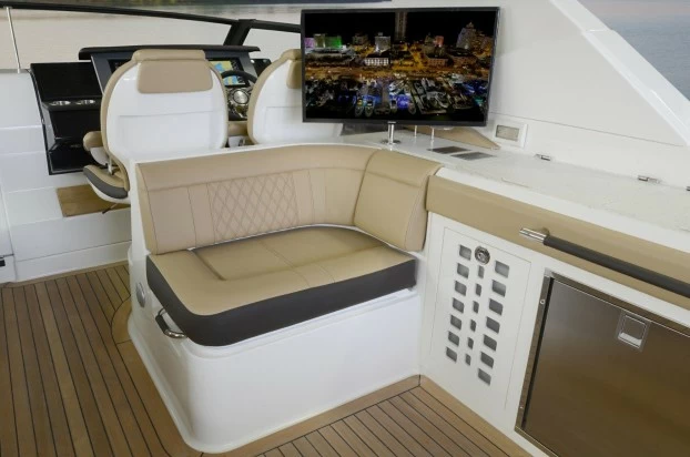 12.85米希瑞(SeaRay )SLX-R400e运动游艇驾驶舱