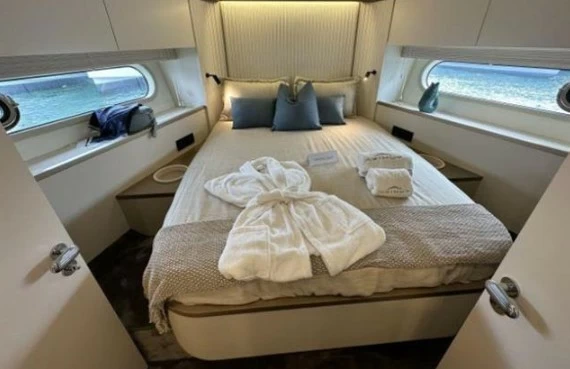 18米阿慕兹(Azimut)麦哲伦60大型二手游艇主人舱