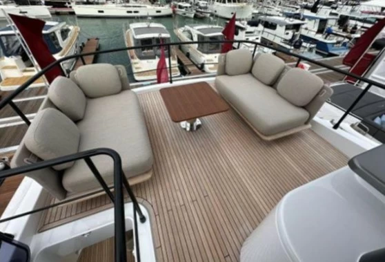 18米阿慕兹(Azimut)麦哲伦60大型二手游艇价格2299950英镑