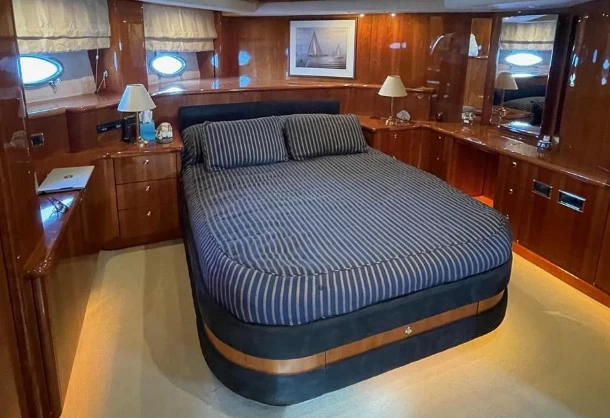 24米圣汐(Sunseeker)Manhattan80二手游艇客舱区