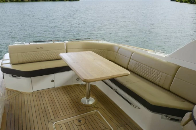 12.85米希瑞(SeaRay )SLX-R400e运动游艇休息区
