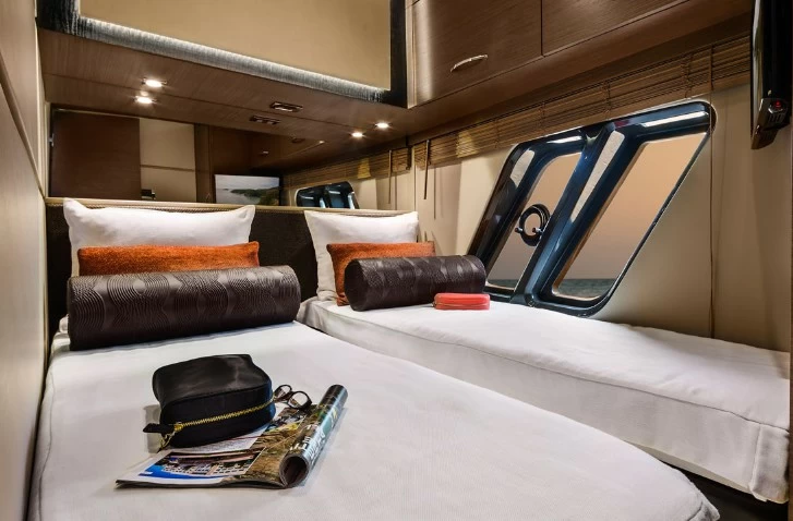 19米希瑞(SeaRay)L650飞桥游艇客舱区