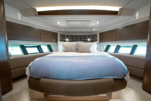 19米阿兹慕(Azimut)64二手飞桥游艇客舱