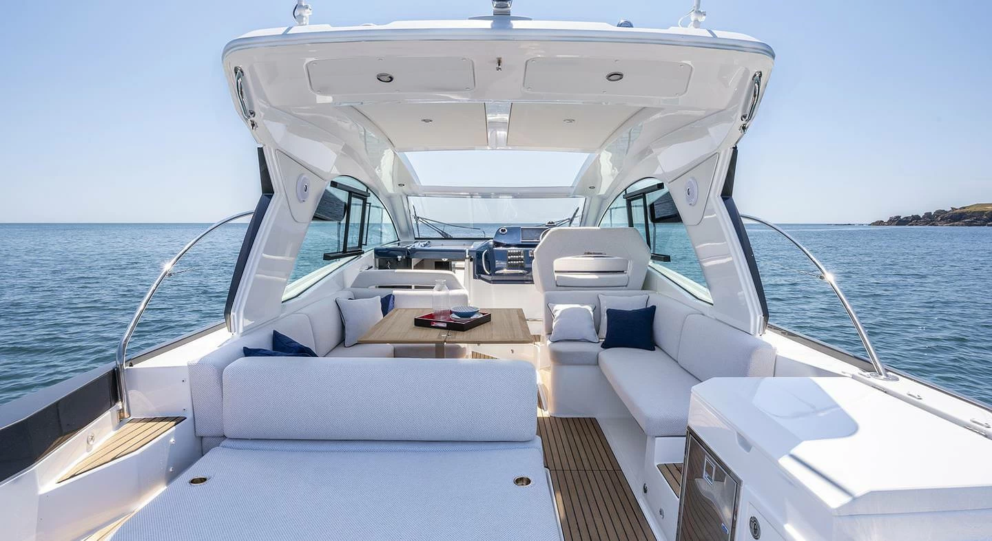 11米博纳多(Beneteau)GT36家用豪华游艇飞桥区