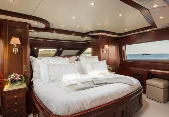 30米贝尼蒂(Benetti)Tradition100二手游艇主人舱