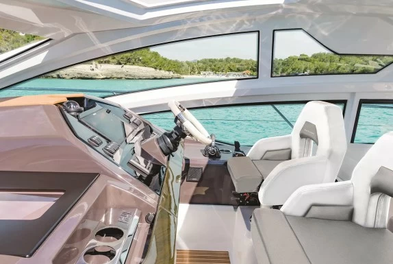 14米博纳多(Beneteau)GT46家用豪华运动游艇驾驶位